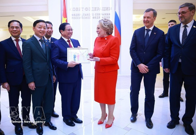 Председатель Совета Федерации России Валентина Матвиенко вручает Премьер-министру Правительства Вьетнама Фам Минь Тьиню памятную фотографию. (Фото: ВИА)