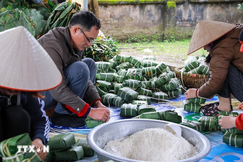 Вся семья участвует в этапах приготовления пирогов, создавая тёплую, сплочённую атмосферу совместного труда в преддверии Тэта. (Фото: ВИА)