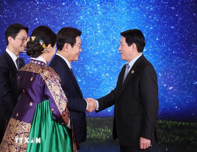 Президент Южной Кореи Ли Чжэ Мён и его супруга встречают Президента Вьетнама Лыонг Кыонга. (Фото: ВИА) Президент Южной Кореи Ли Чжэ Мён и его супруга встречают Президента Вьетнама Лыонг Кыонга. (Фото: ВИА)