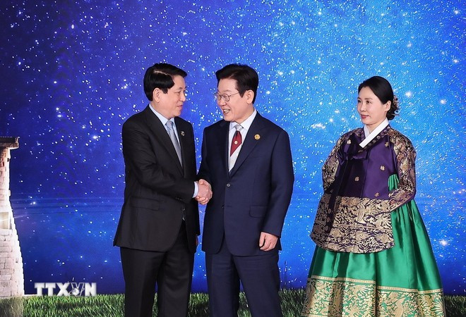 Президент Южной Кореи Ли Чжэ Мён и его супруга встречают Президента Вьетнама Лыонг Кыонга. (Фото: ВИА) Президент Южной Кореи Ли Чжэ Мён и его супруга встречают Президента Вьетнама Лыонг Кыонга. (Фото: ВИА)