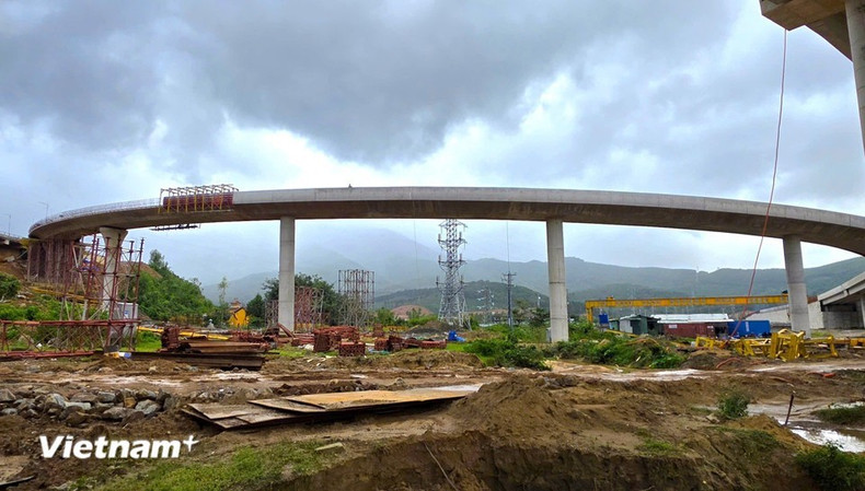При взгляде снизу видно, что дорога построена на высоте и изгибается подобно радуге. (Фото: Вьетнам+)