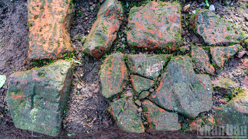 Ровная поверхность сформирована из слоя песчано-гравийной смеси и утрамбованного кирпичного боя толщиной 0,15 – 0,2 м, что свидетельствует о высоком уровне строительной техники и, вероятно, о предназначении дороги для проведения важных религиозных ритуалов.