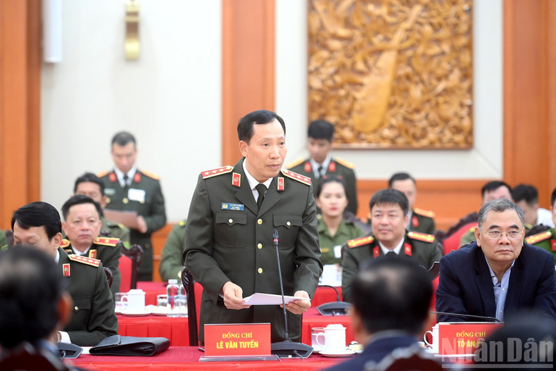 Заместитель министра общественной безопасности Ле Ван Туен представил доклад на встрече.