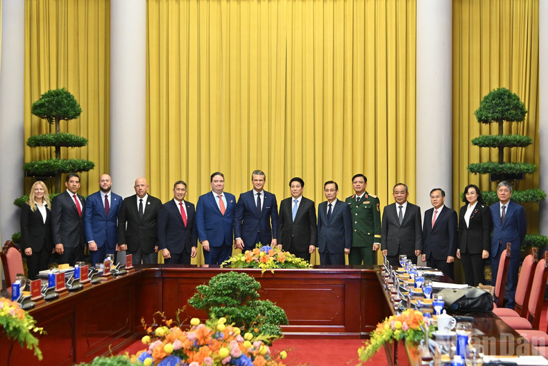 Президент Лыонг Кыонг и Министр войны США Пит Хегсет вместе с делегациями на встрече.