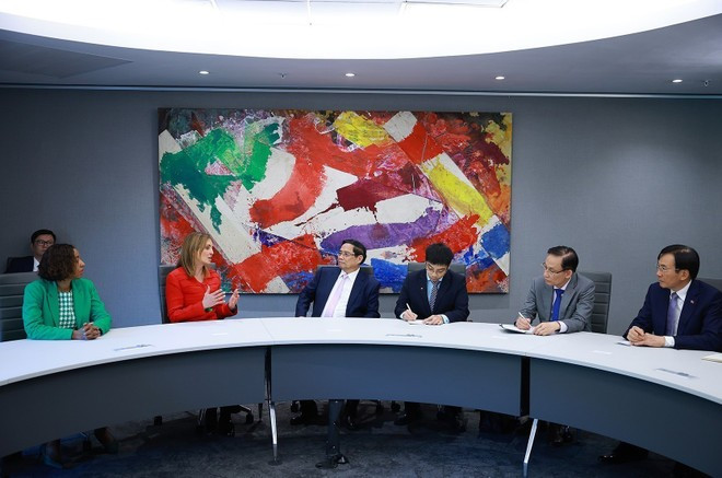 Премьер-министр Фам Минь Тьинь встречается с Лейлой Фури, генеральным директором Фондовой биржи Йоханнесбурга. (Фото: ВИА)