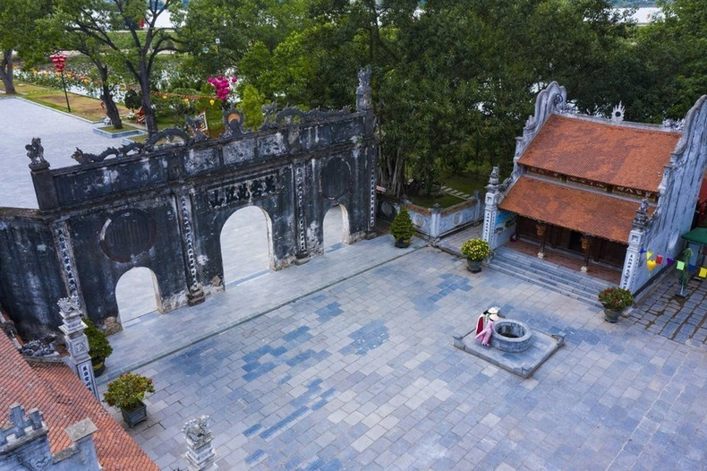 Во внутреннем дворе храма Кьепбак находится древний источник Нгок, вода в котором никогда не иссякает. (Фото: ВИА)