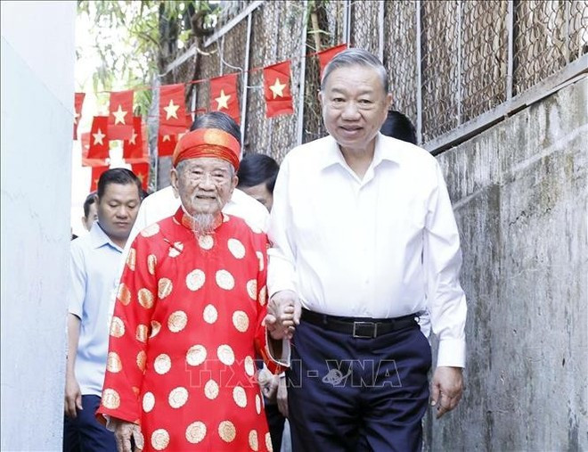 Генсекретарь То Лам посетил и поздравил с Тэтом 106-летнего исследователя Нгуен Динь Ты — автора множества ценных трудов в области истории и культуры. (Фото: ВИА)