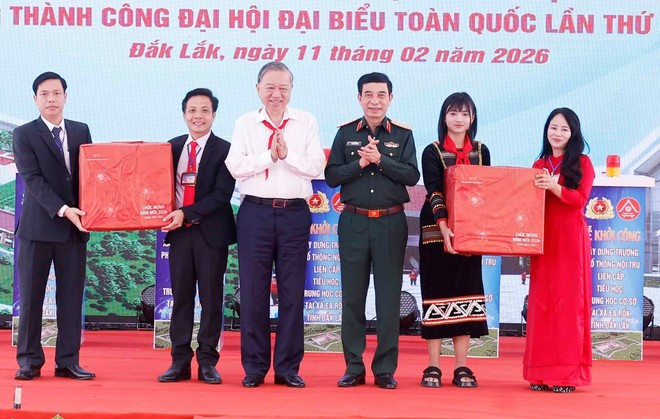 Генсек То Лам вручил подарки коммуне Эарок и школе. (Фото: ВИА)