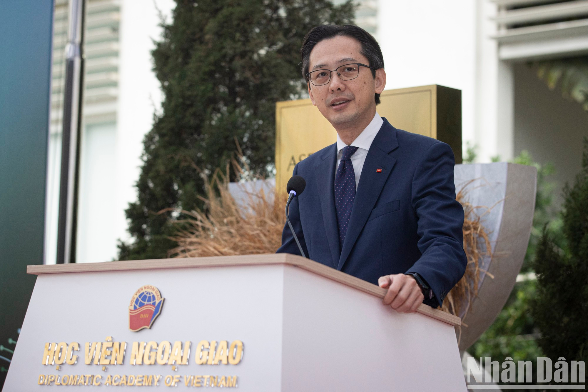 Заместитель министра иностранных дел До Хунг Вьет выступает на церемонии открытия фотовыставки. Заместитель министра иностранных дел До Хунг Вьет выступает на церемонии открытия фотовыставки.