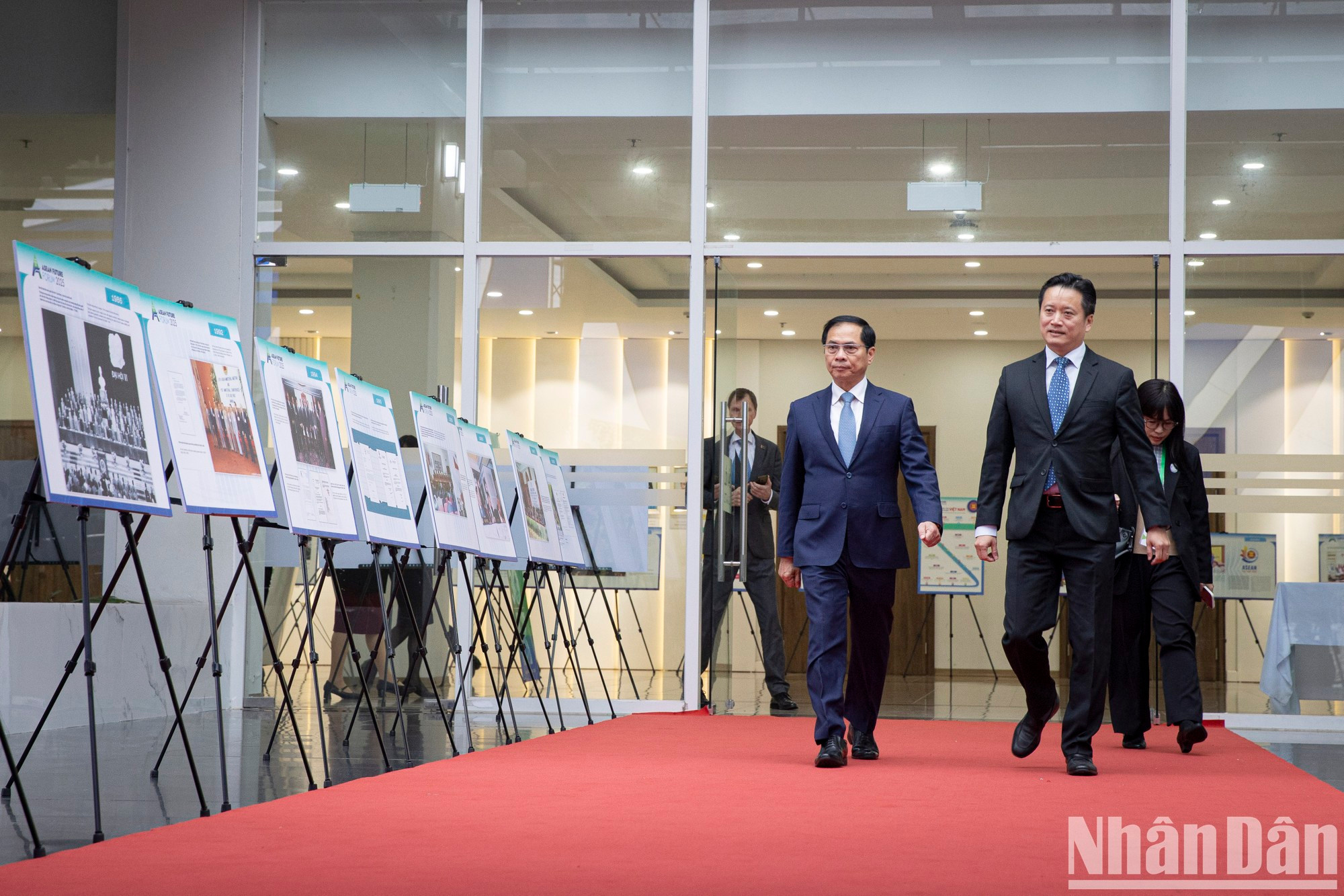 AFF проводится в особый год – год празднования 80-й годовщины независимости Социалистической Республики Вьетнам, 30-й годовщины вступления Вьетнама в АСЕАН, 10-й годовщины образования Сообщества АСЕАН, а также год, когда АСЕАН планирует разработать Видение Сообщества АСЕАН до 2045 года. AFF проводится в особый год – год празднования 80-й годовщины независимости Социалистической Республики Вьетнам, 30-й годовщины вступления Вьетнама в АСЕАН, 10-й годовщины образования Сообщества АСЕАН, а также год, когда АСЕАН планирует разработать Видение Сообщества АСЕАН до 2045 года.