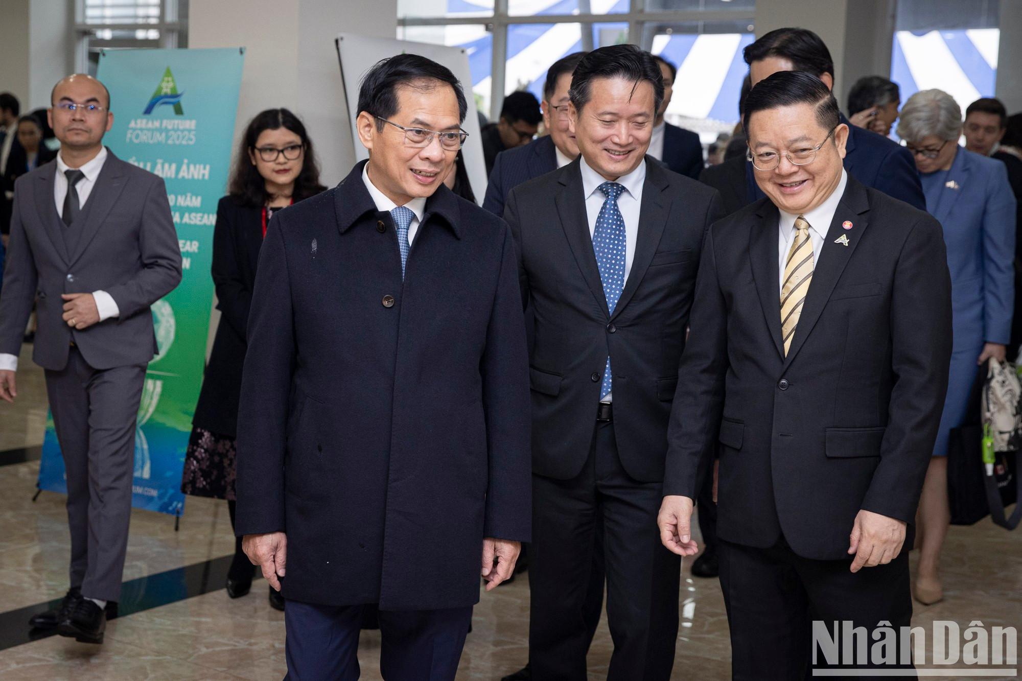 Вице-премьер, Министр иностранных дел Буй Тхань Шон и делегаты. Вице-премьер, Министр иностранных дел Буй Тхань Шон и делегаты.