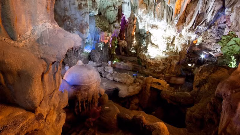 Пещера Тхиенкунг. Фото: Управление бухтой Халонг Пещера Тхиенкунг. Фото: Управление бухтой Халонг