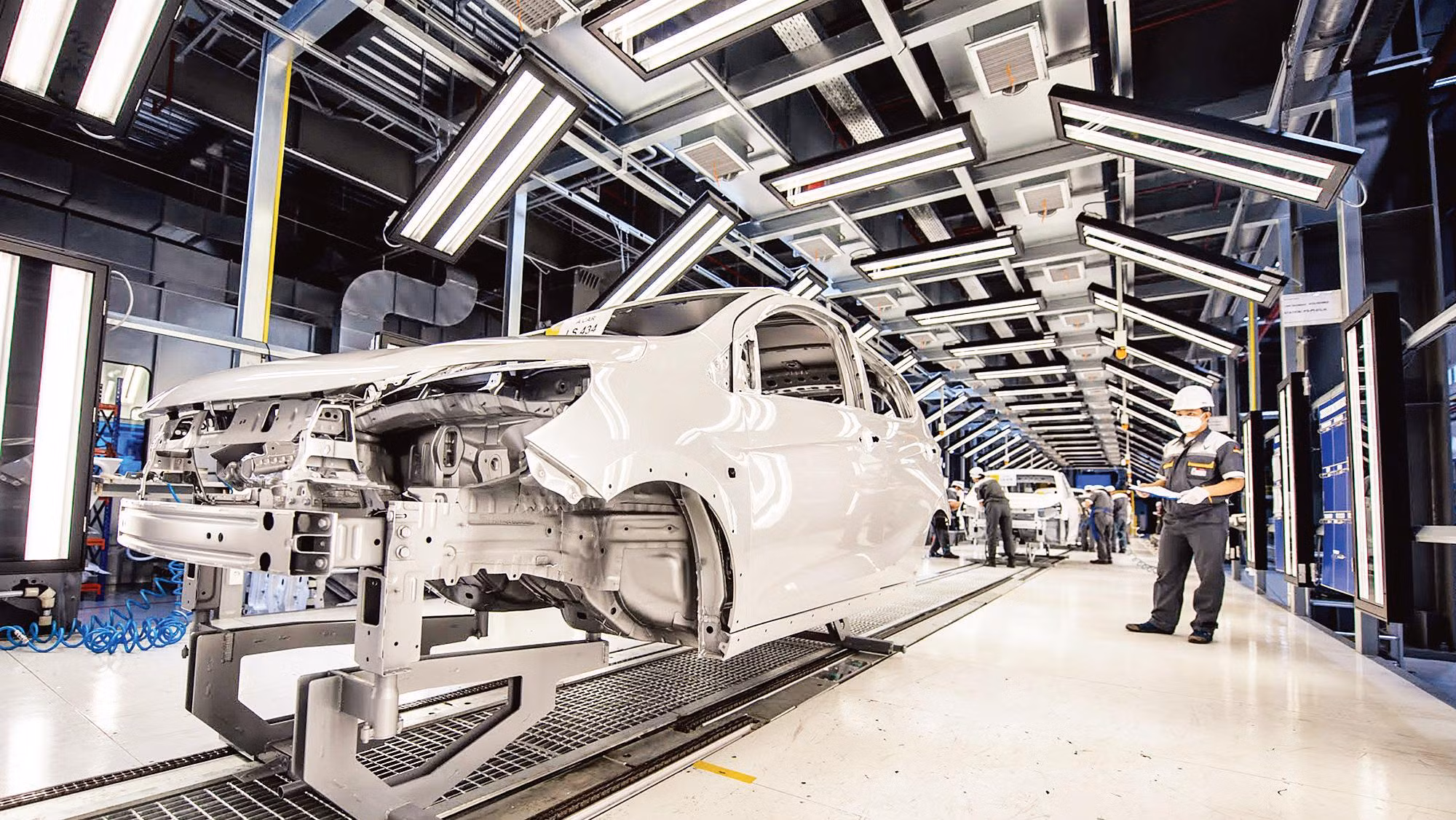 Линии по производству автомобилей на автомобильном заводе Vinfast, промышленный парк Диньву, город Хайфон. Фото: Вьет Тюнг