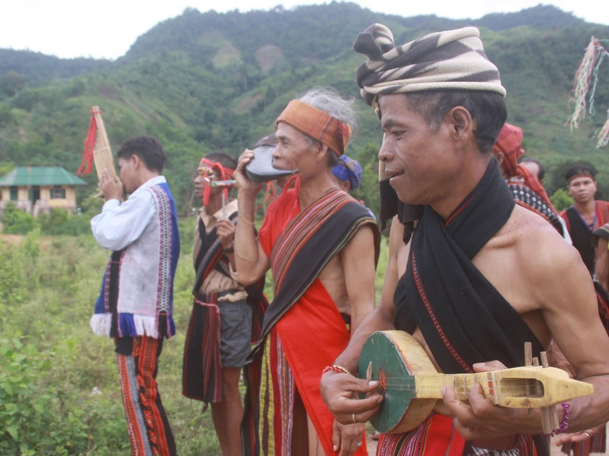 Некоторые музыкальные инструменты представителей Бру-Ванкиеу. Фото: baodantoc.vn Некоторые музыкальные инструменты представителей Бру-Ванкиеу. Фото: baodantoc.vn