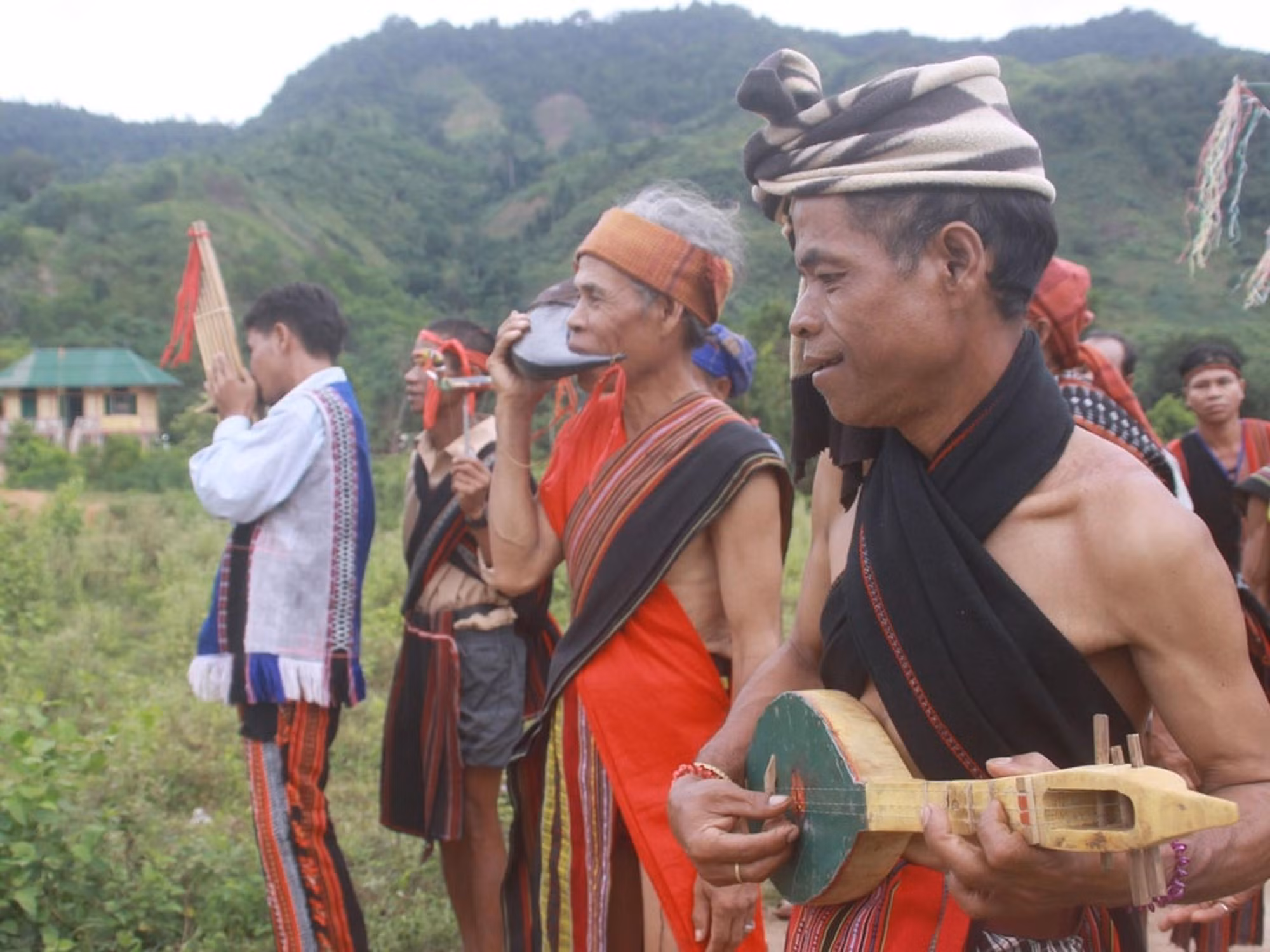 Некоторые музыкальные инструменты представителей Бру-Ванкиеу. Фото: baodantoc.vn