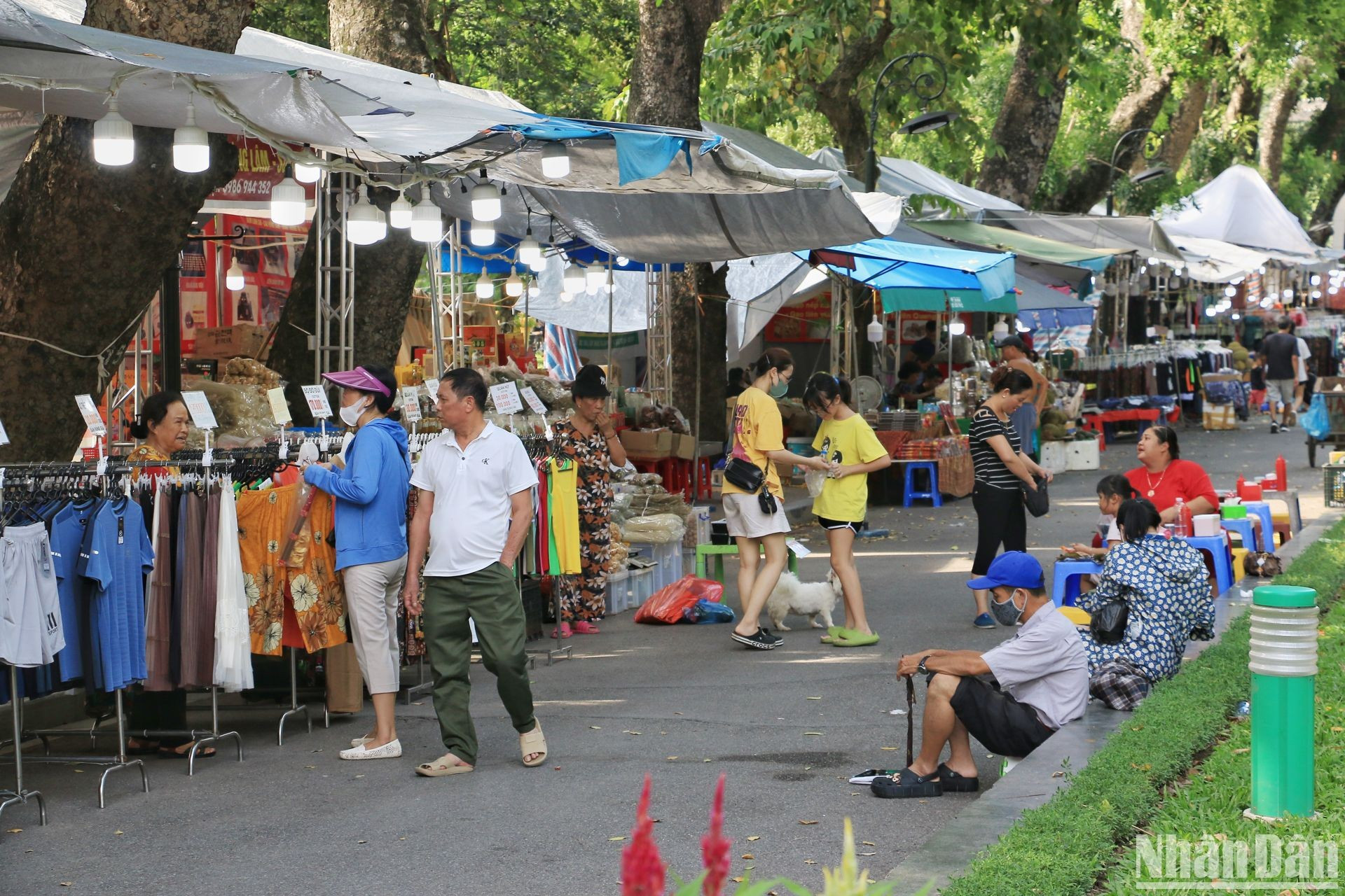 Пространство пешеходной улицы Чаннянтонг также является подходящим местом для развлечений и покупок. Пространство пешеходной улицы Чаннянтонг также является подходящим местом для развлечений и покупок.