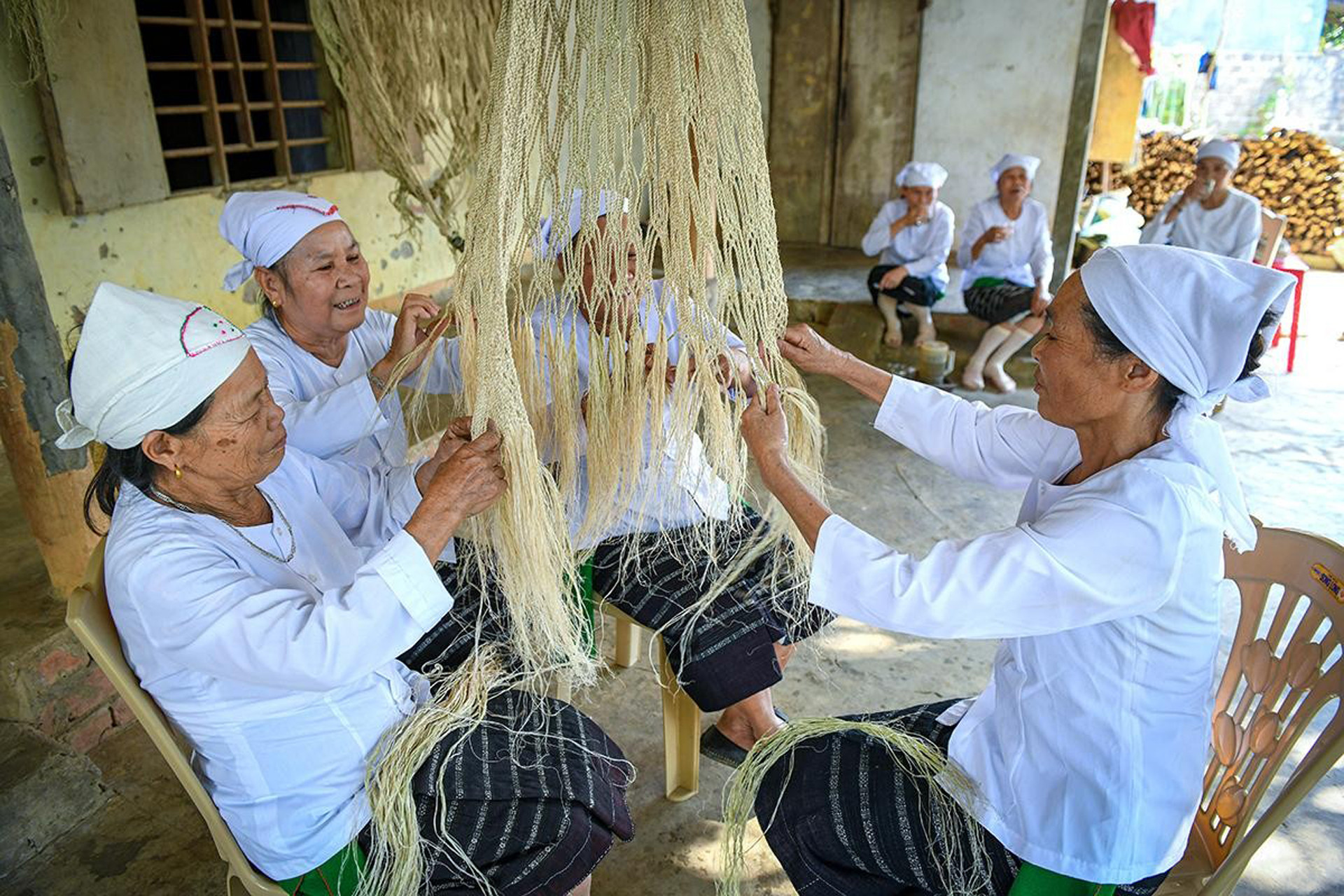 Ремесло плетения гамака не только приносит доход, но и является объектом нематериального культурного наследия народности Тхо. Фото: Тхань Дат Ремесло плетения гамака не только приносит доход, но и является объектом нематериального культурного наследия народности Тхо. Фото: Тхань Дат