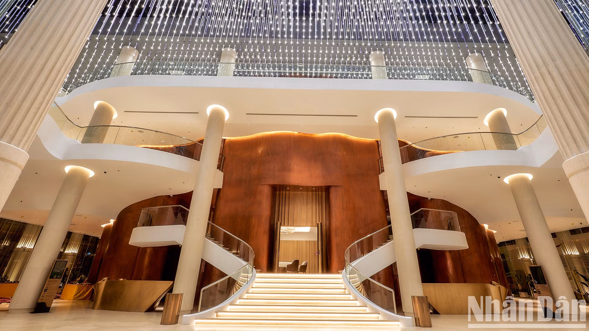 Оперный театр Хогыом впечатляет своим неоклассическим архитектурным стилем.