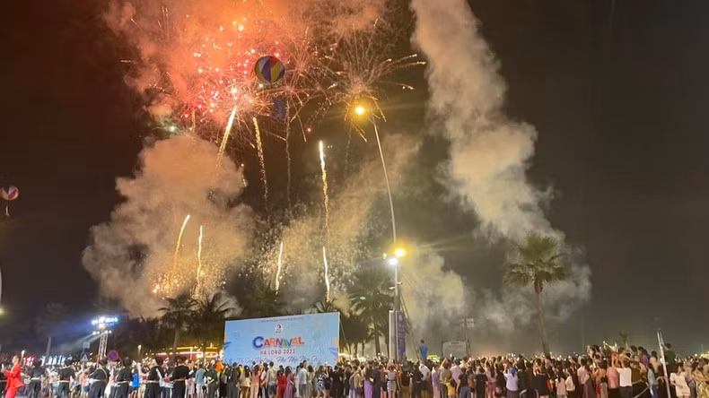 Фейерверк в конце Карнавала Халонг 2023 г.