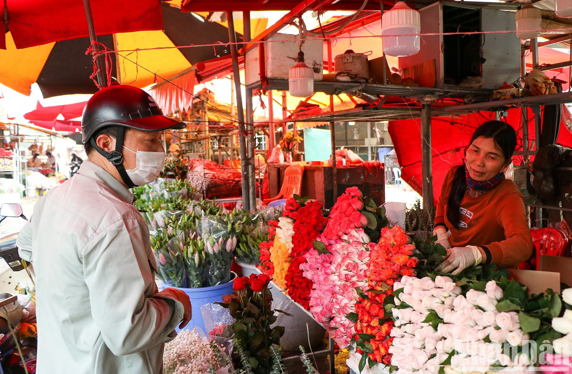 Один посетитель из района Хоанкием пришел купить розы для 8 марта. Один посетитель из района Хоанкием пришел купить розы для 8 марта.