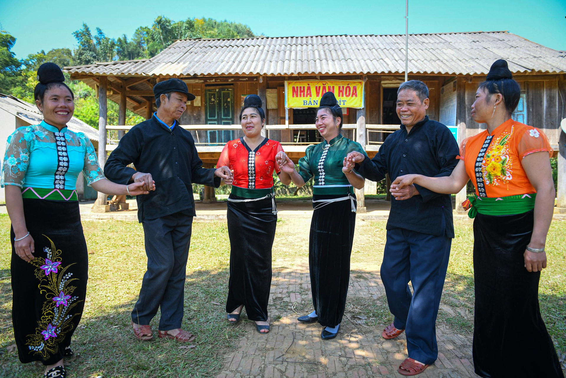 Наряды синьмунов похожи на наряды народности Тхай. Фото: Тхань Дат Наряды синьмунов похожи на наряды народности Тхай. Фото: Тхань Дат