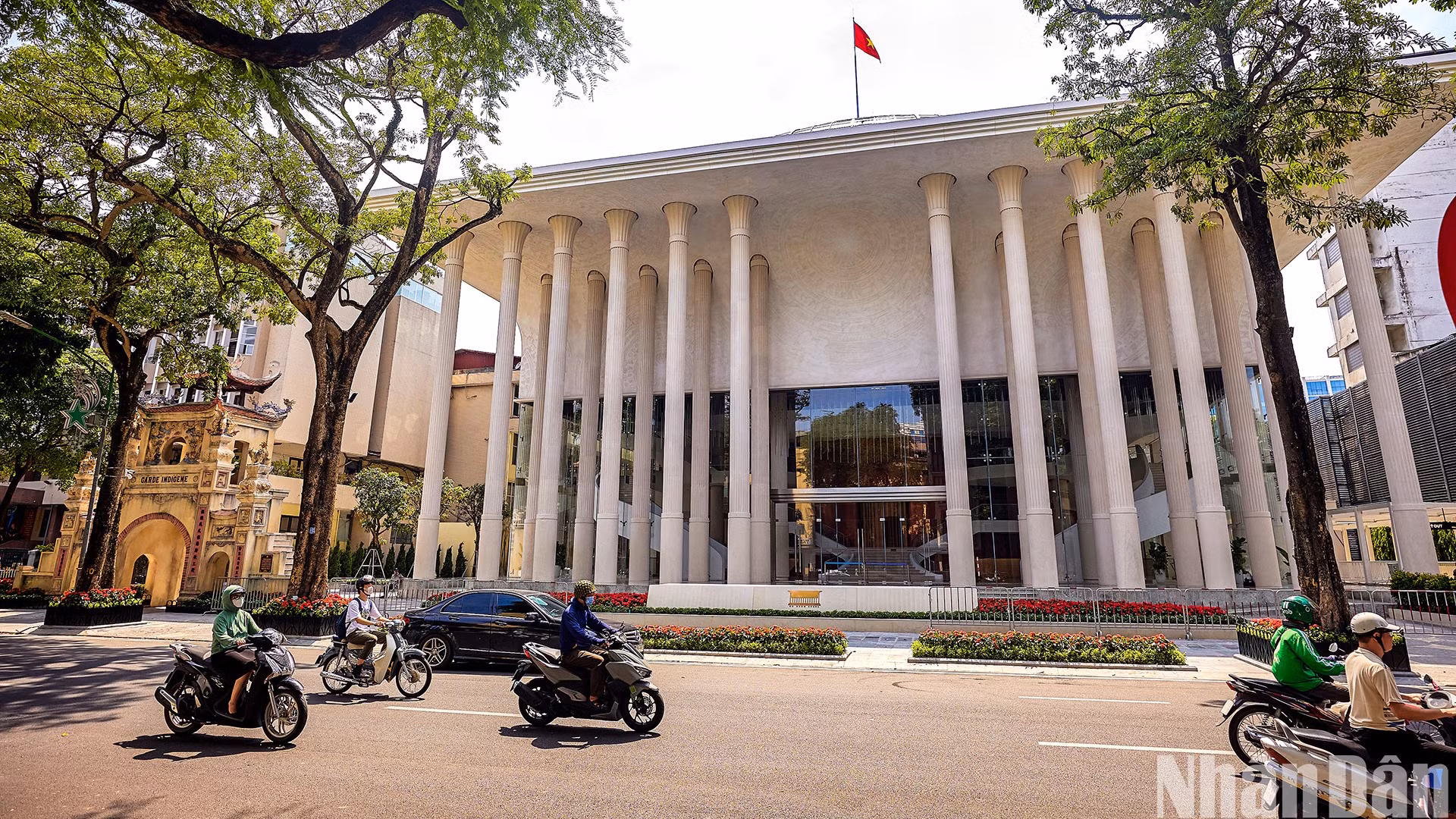 Театр Хогыом возле озера Хоанкием был открыт 9 июля.