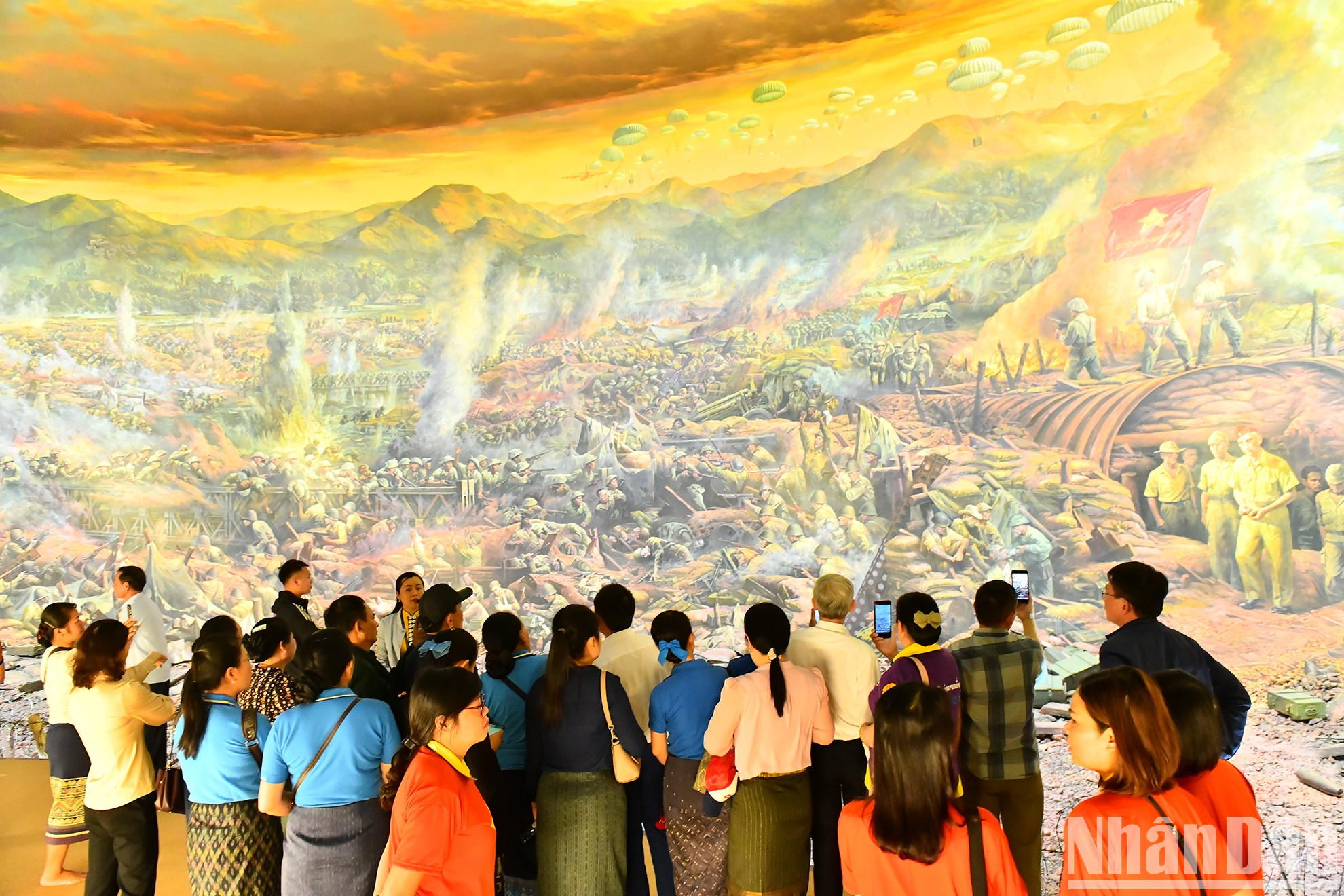 Картина площадью более 3000 кв.м, изображающая 4500 персонажей трагической финальной 56-дневной битвы под Дьенбьенфу.