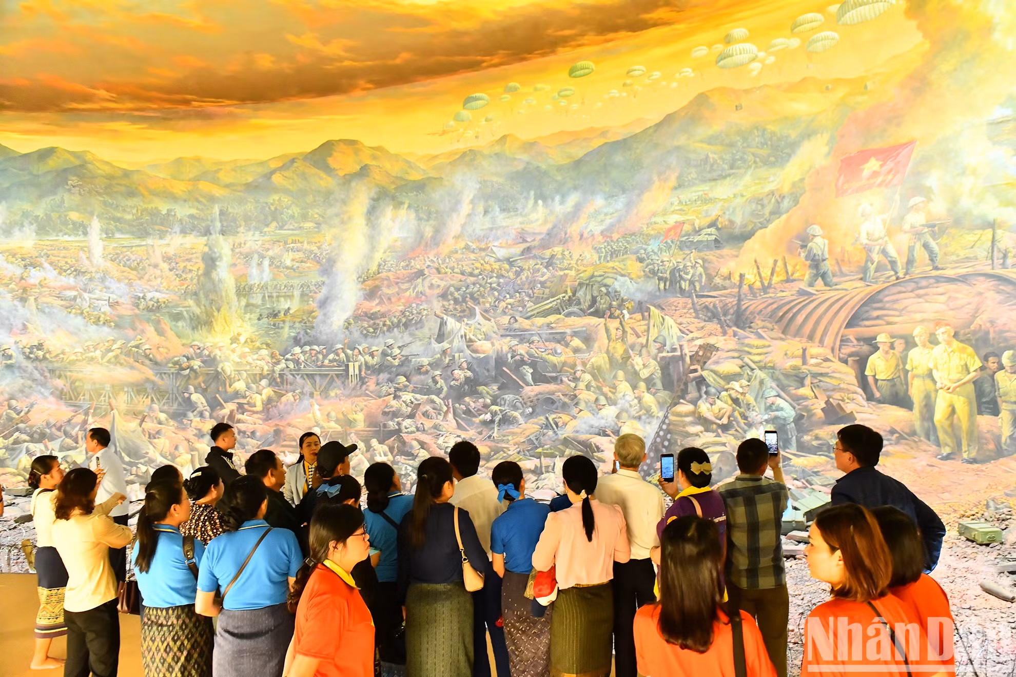 Картина площадью более 3000 кв.м, изображающая 4500 персонажей трагической финальной 56-дневной битвы под Дьенбьенфу.