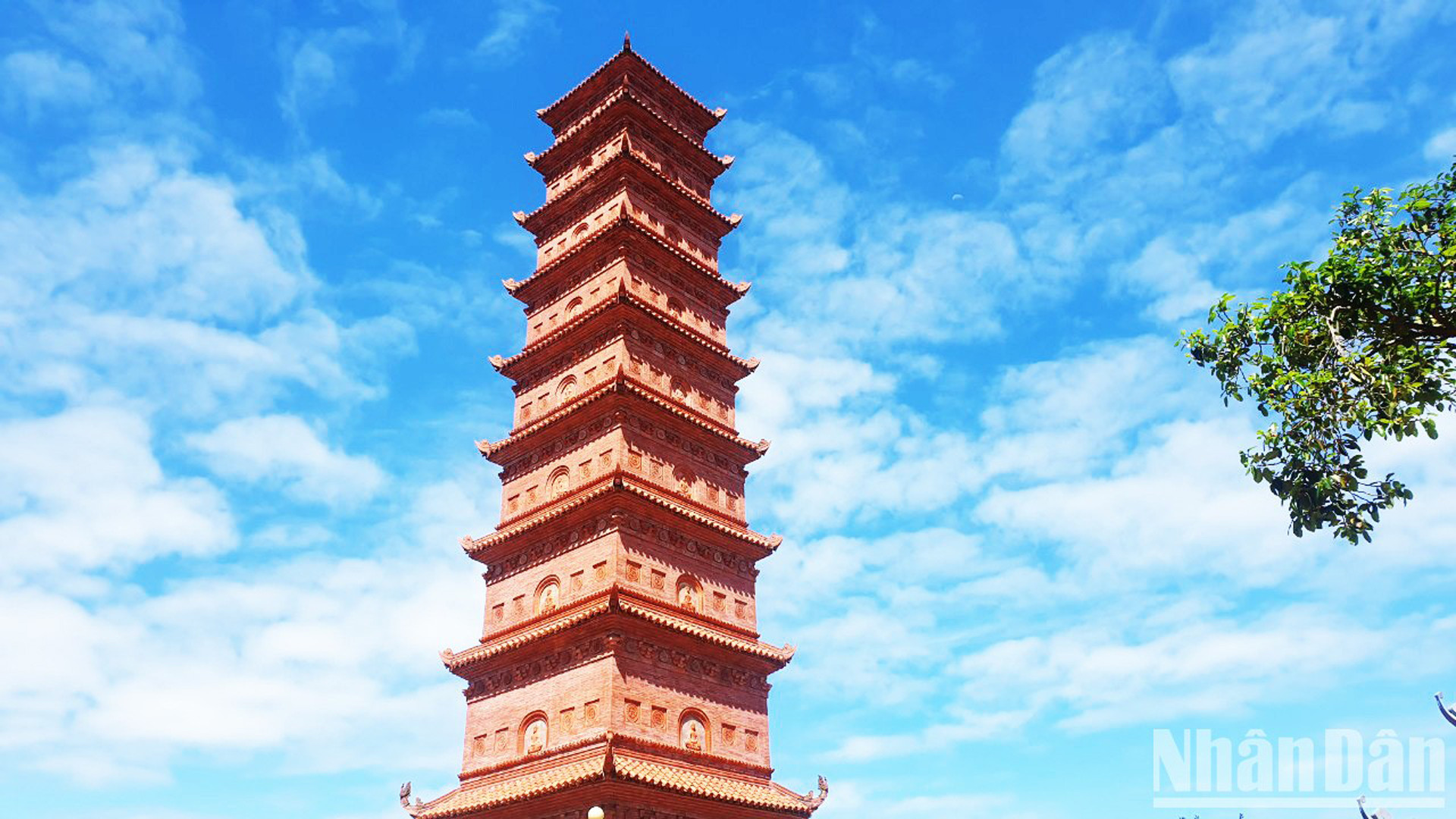 Башня построена на участке площадью около 2000 кв.м, на территории квартала Ваншон района Дошон. Башня построена на участке площадью около 2000 кв.м, на территории квартала Ваншон района Дошон.