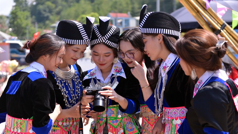 Молодые девушки в красочных платьях. Молодые девушки в красочных платьях.