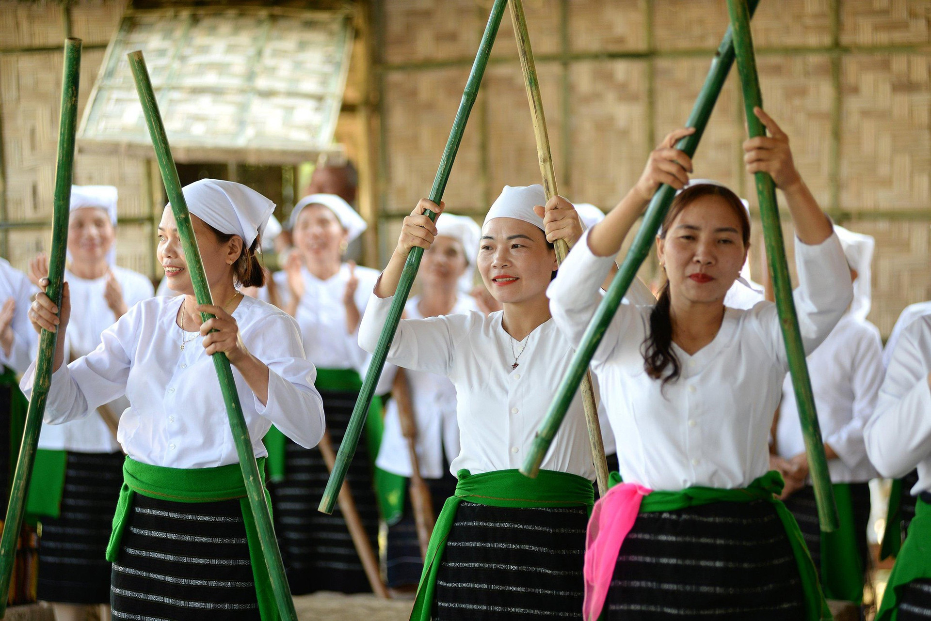 Традиционный наряд женщин народности Тхо состоит из белой рубашки и черно-белой клетчатой юбки. Женщины используют зеленые пояса, как и женщины народности Тхай в районе. Фото: Тхань Дат Традиционный наряд женщин народности Тхо состоит из белой рубашки и черно-белой клетчатой юбки. Женщины используют зеленые пояса, как и женщины народности Тхай в районе. Фото: Тхань Дат