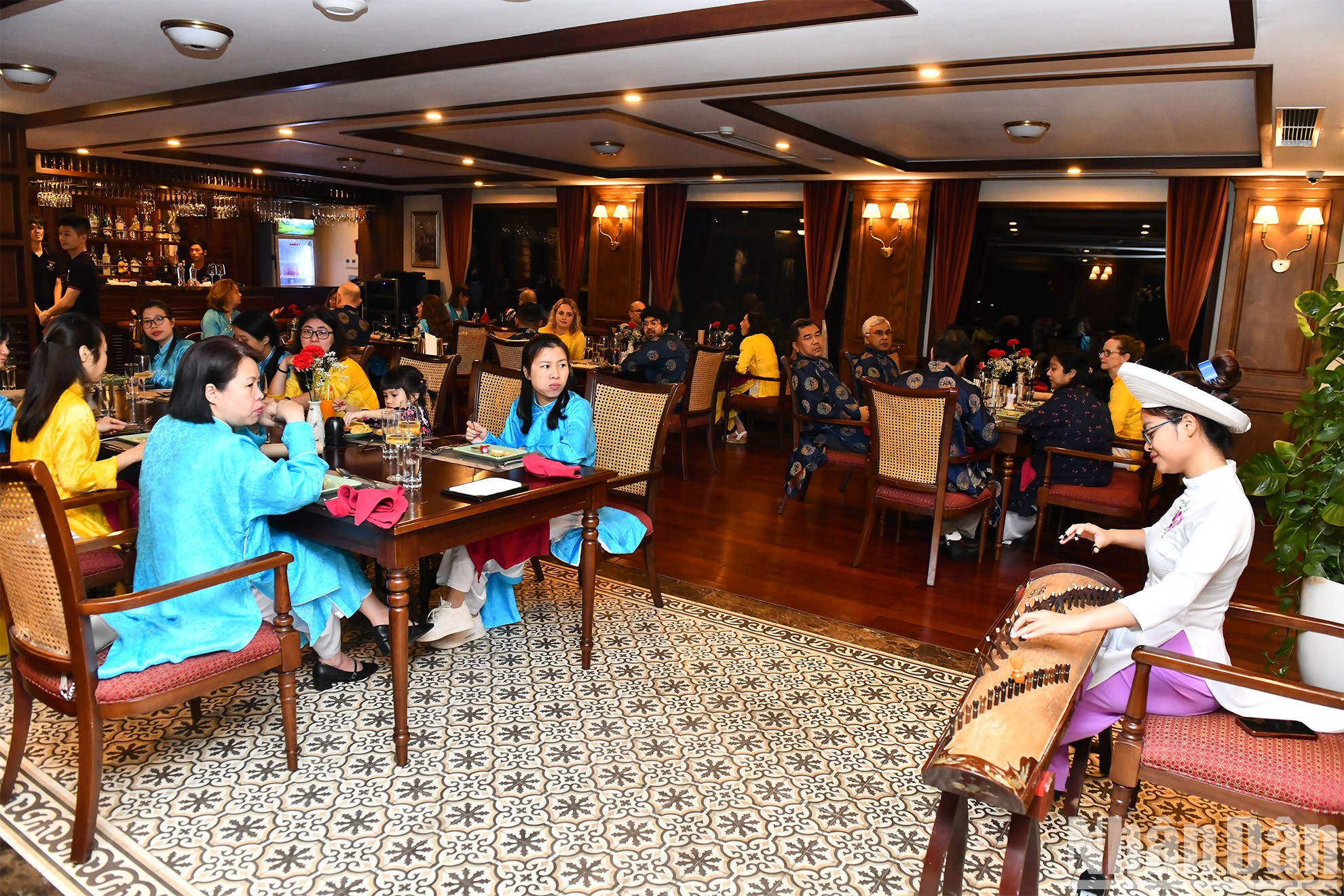 Туристы наслаждаются исполнением на традиционном музыкальном инструменте Вьетнама. Туристы наслаждаются исполнением на традиционном музыкальном инструменте Вьетнама.