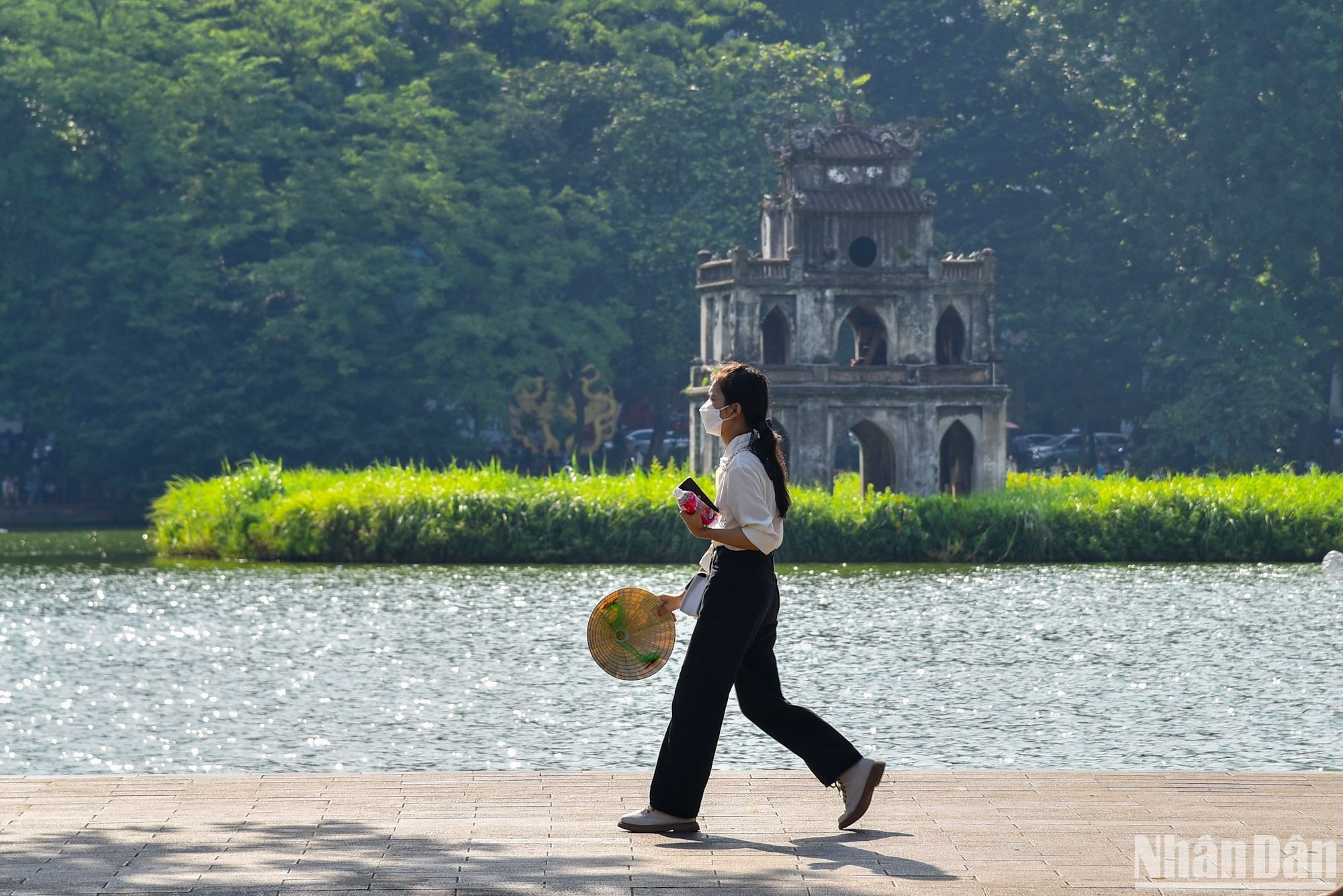 Погода в Ханое солнечная, но довольно прохладная, подходящая для прогулок. Погода в Ханое солнечная, но довольно прохладная, подходящая для прогулок.