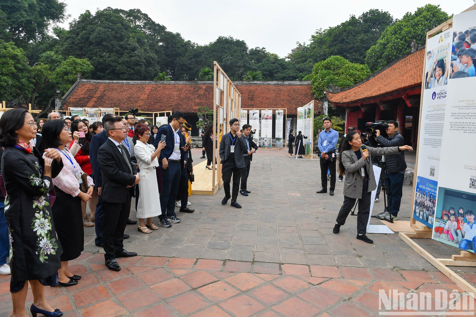 Он также добавил, что в процессе судейства оргкомитет был искренне впечатлен многими людьми, организациями и предприятиями, которые молча вносили большой вклад в развитие сообщества. Посредством серии мероприятий оргкомитет премии «Действия ради сообщества» надеется и дальше распространять эти примеры, тем самым вдохновляя все общество.
