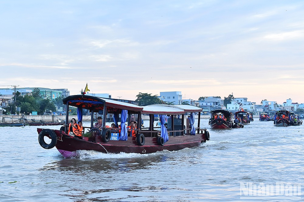 Плавучий рынок Кайранг расположен на притоке реки Хау, протекающей через район Кайранг, примерно в 6 км от центра города Кантхо. Плавучий рынок Кайранг расположен на притоке реки Хау, протекающей через район Кайранг, примерно в 6 км от центра города Кантхо.