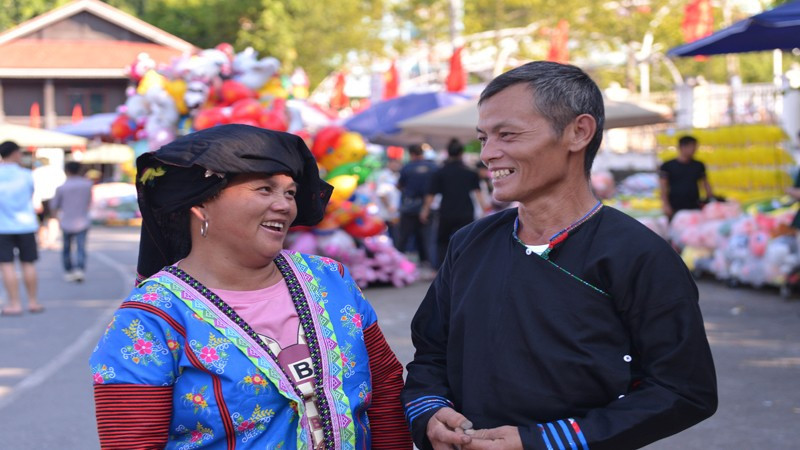 Пожилые люди выбирают свои способы празднования Национального праздника. Пожилые люди выбирают свои способы празднования Национального праздника.