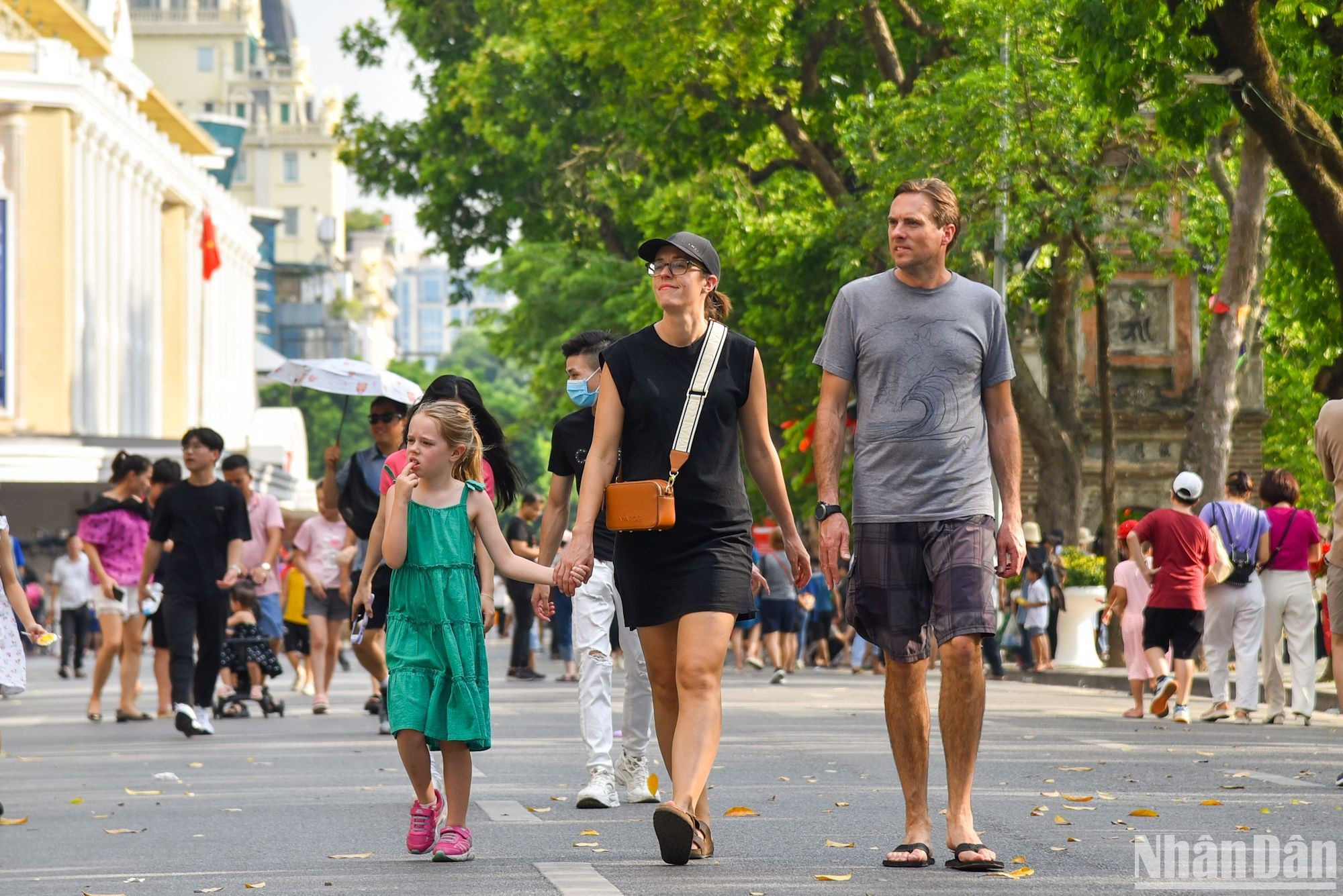 Иностранная семья также окунулась в радостную атмосферу Дня независимости. Иностранная семья также окунулась в радостную атмосферу Дня независимости.