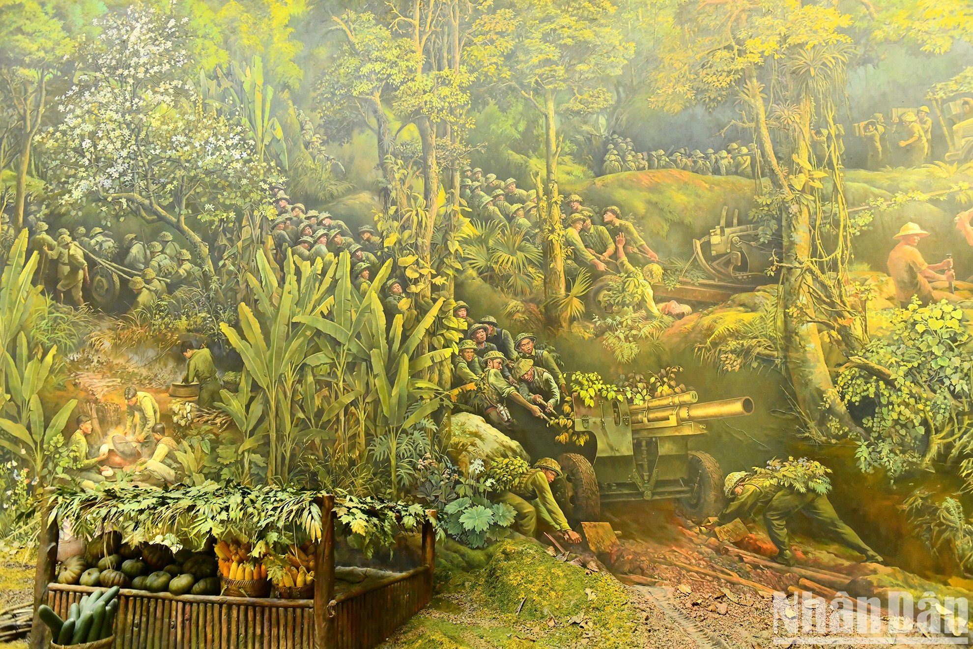 Очень живо воспроизведен образ сотен солдат, стягивающих артиллерию на фронт Дьенбьенфу.