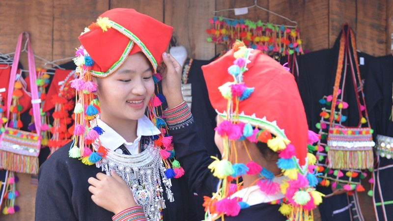 Для празднования этого значимого праздника страны люди готовят самые красивые и красочные наряды. Для празднования этого значимого праздника страны люди готовят самые красивые и красочные наряды.