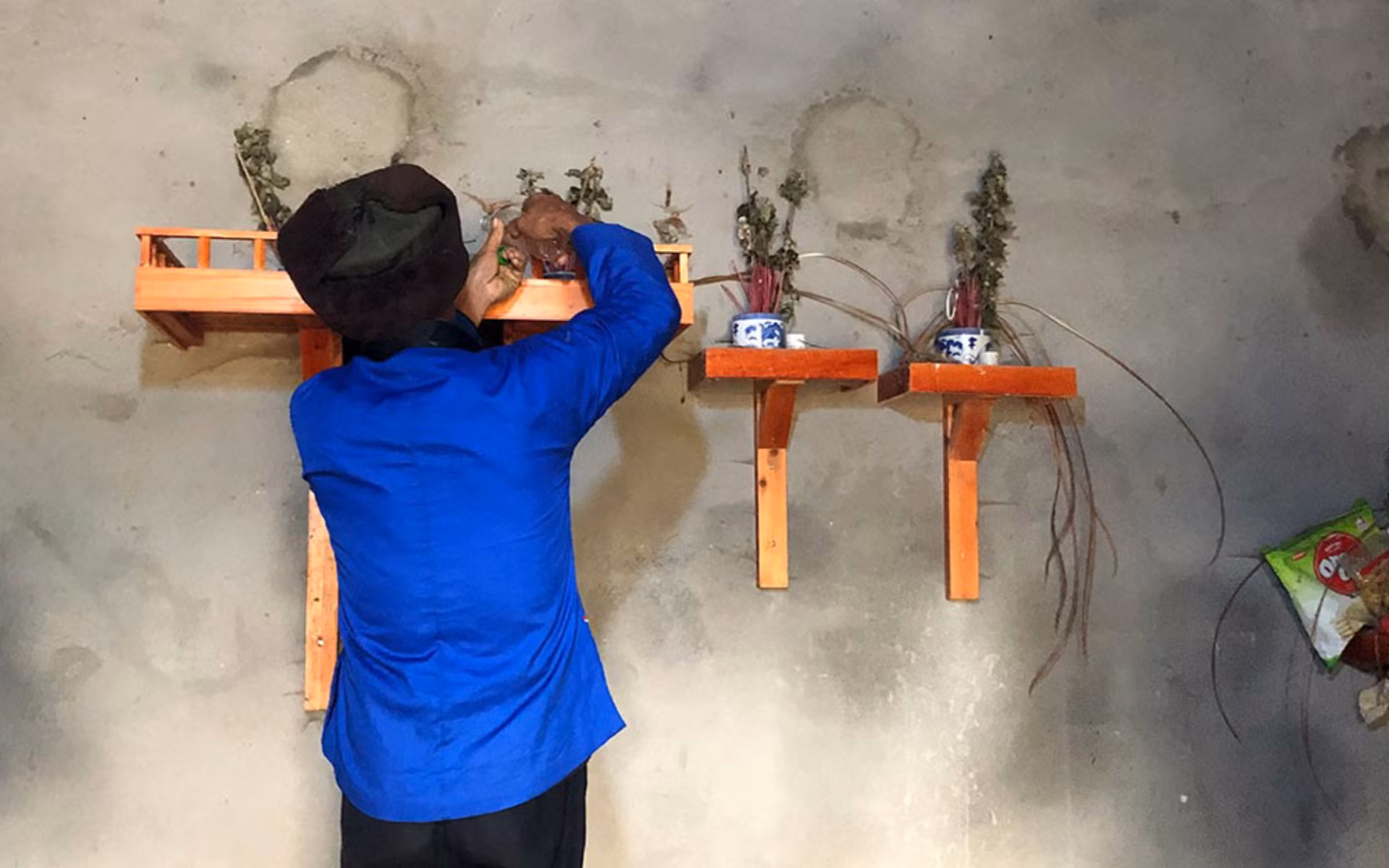 Шаман Фула готовится к выполнению ритуала изгнания призраков. Фото: Нгуен Лоан