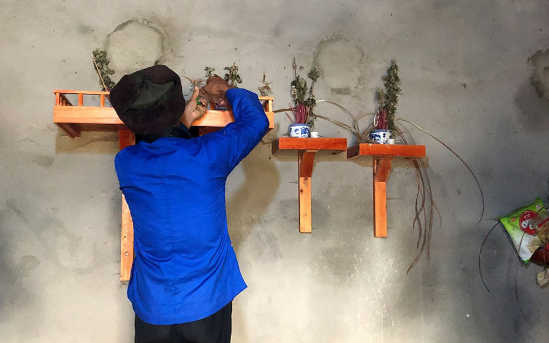 Шаман Фула готовится к выполнению ритуала изгнания призраков. Фото: Нгуен Лоан Шаман Фула готовится к выполнению ритуала изгнания призраков. Фото: Нгуен Лоан