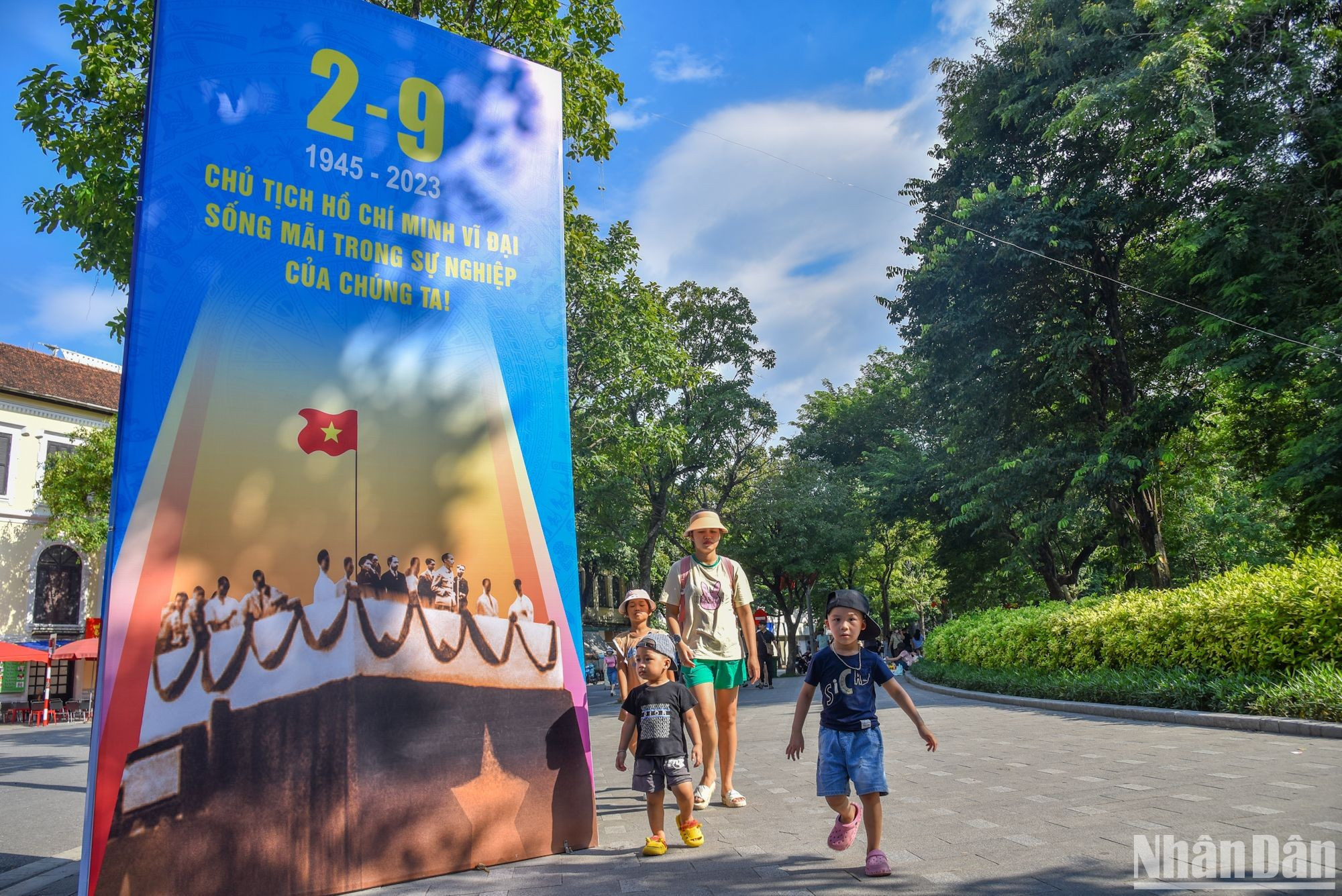 Большинство людей приезжало сюда семьями, чтобы насладиться атмосферой большого праздника страны. Большинство людей приезжало сюда семьями, чтобы насладиться атмосферой большого праздника страны.