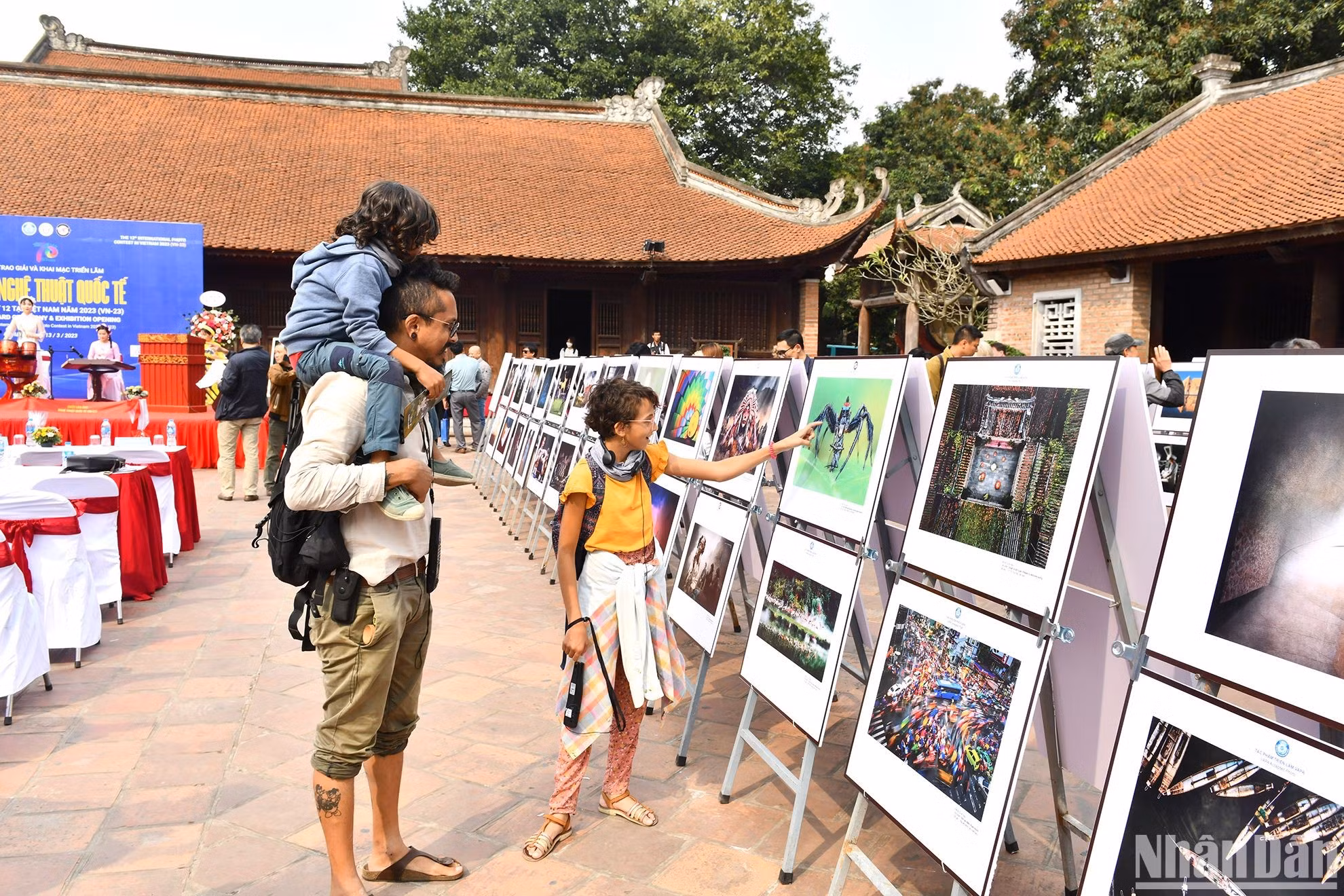Иностранные туристы и любители фотографии посещают фотовыставку. Фото: Данг Кхоа Иностранные туристы и любители фотографии посещают фотовыставку. Фото: Данг Кхоа