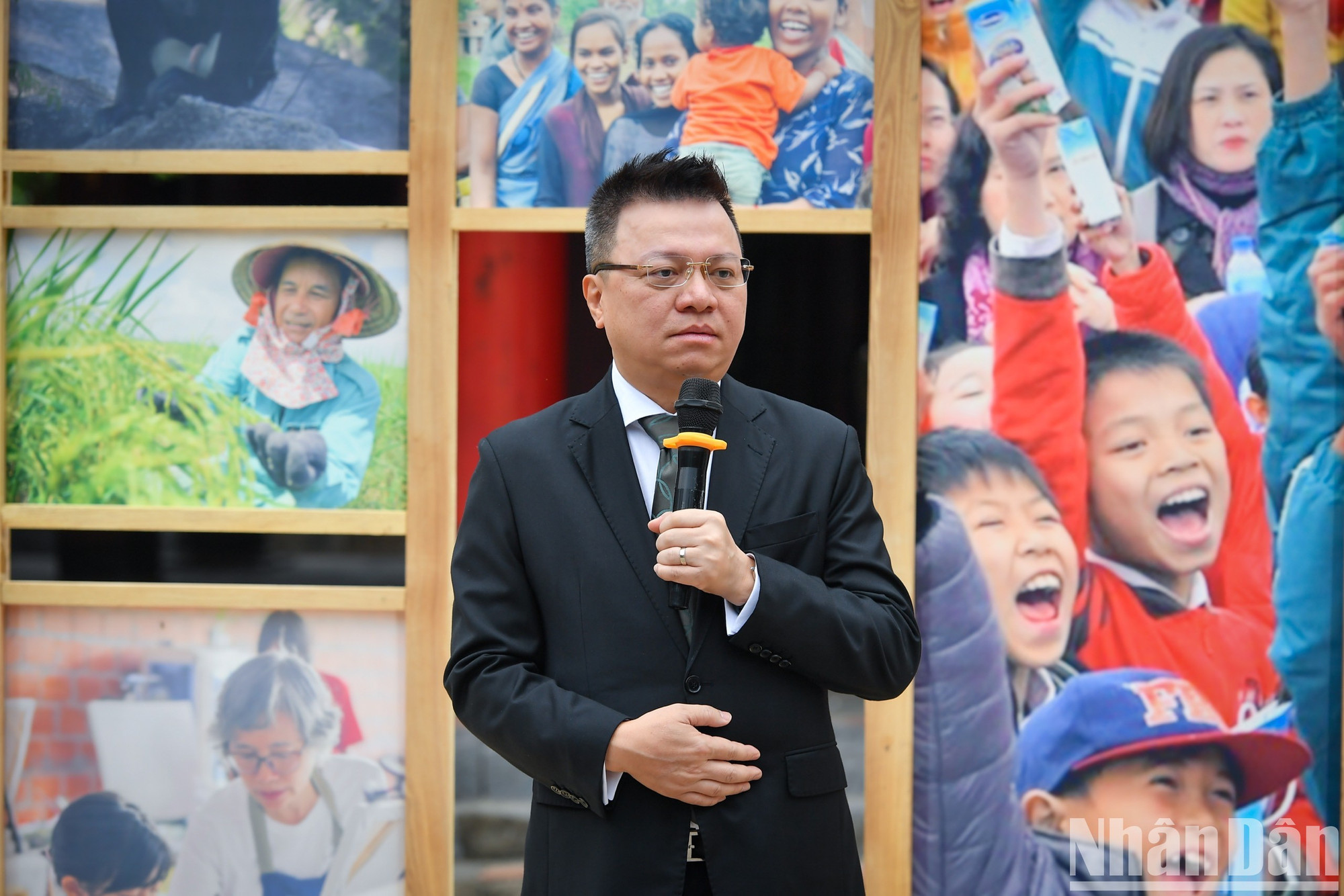 На церемонии член ЦК КПВ, Главный редактор газеты «Нянзан», Заместитель заведующего Отделом ЦК КПВ по пропаганде и политическому воспитанию, Председатель Союза журналистов Вьетнама, руководитель оргкомитета премии Ле Куок Минь сообщил, что из более чем 150 проектов и идей, участвующих в премии «Действия ради сообщества», оргкомитет отобрал 43 проекта для представления на выставке.