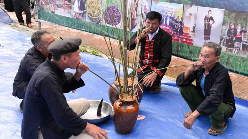 Люди вместе пьют самогон «кан»... Люди вместе пьют самогон «кан»...