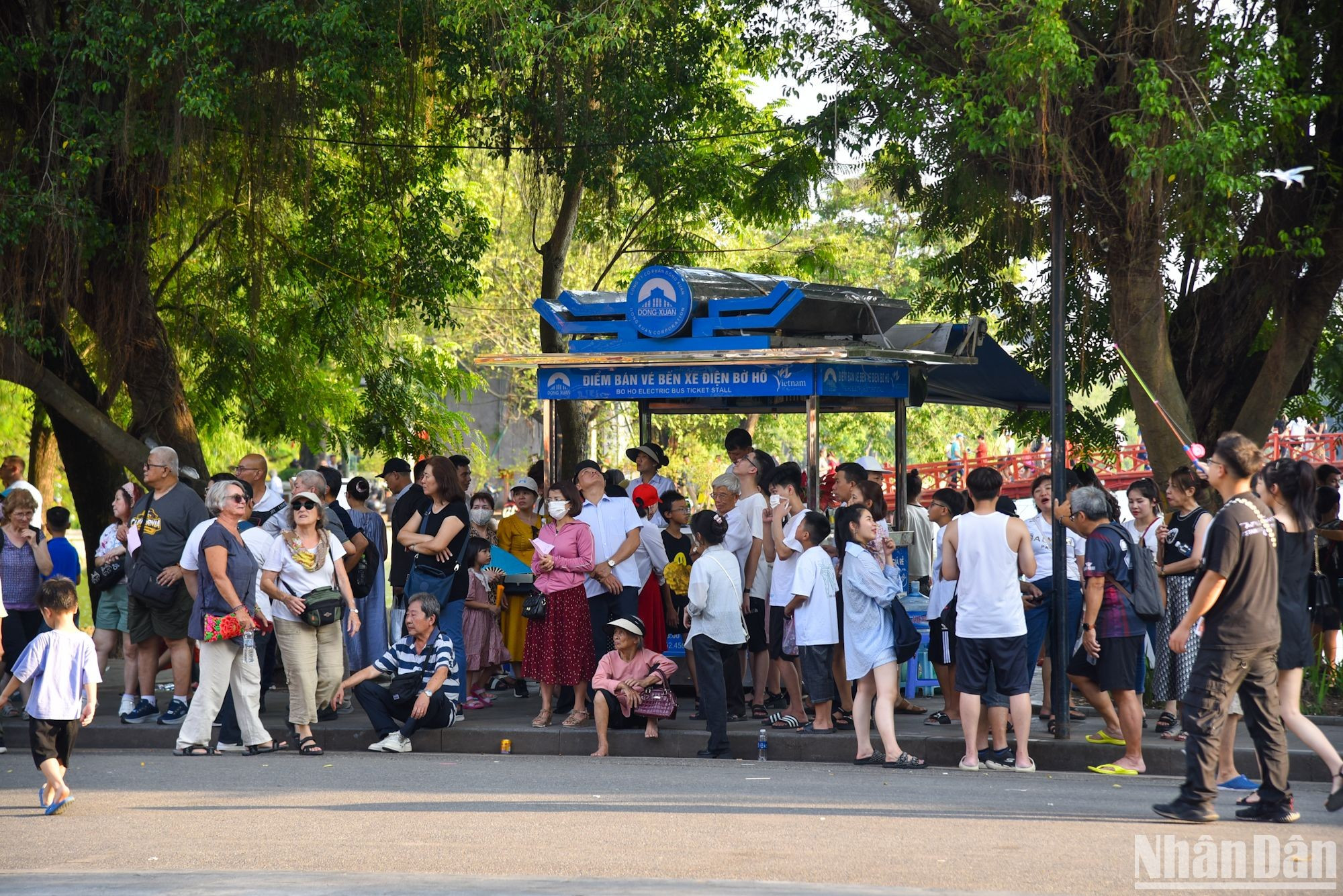 Ближе к вечеру в пешеходную зону стекается все больше и больше туристов. По данным Народного комитета района Хоанкием, пешеходная зона вокруг озера Хоанкием открыта в течение всех 4 праздничных дней, чтобы удовлетворить потребности людей. Ближе к вечеру в пешеходную зону стекается все больше и больше туристов. По данным Народного комитета района Хоанкием, пешеходная зона вокруг озера Хоанкием открыта в течение всех 4 праздничных дней, чтобы удовлетворить потребности людей.