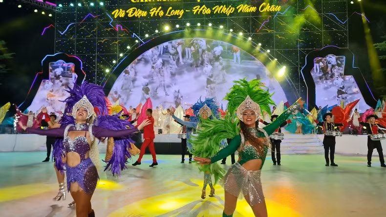 Привлекательные танцы самбы.