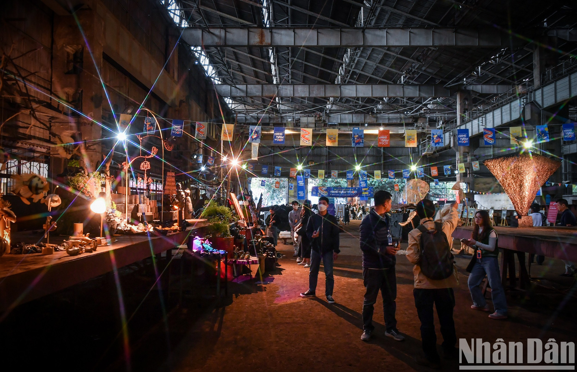 После ремонта эти произведения искусства создали мерцающее, красочное и волшебное пространство на железнодорожном заводе Жалам по случаю Ханойского фестиваля креативного дизайна 2023 года.