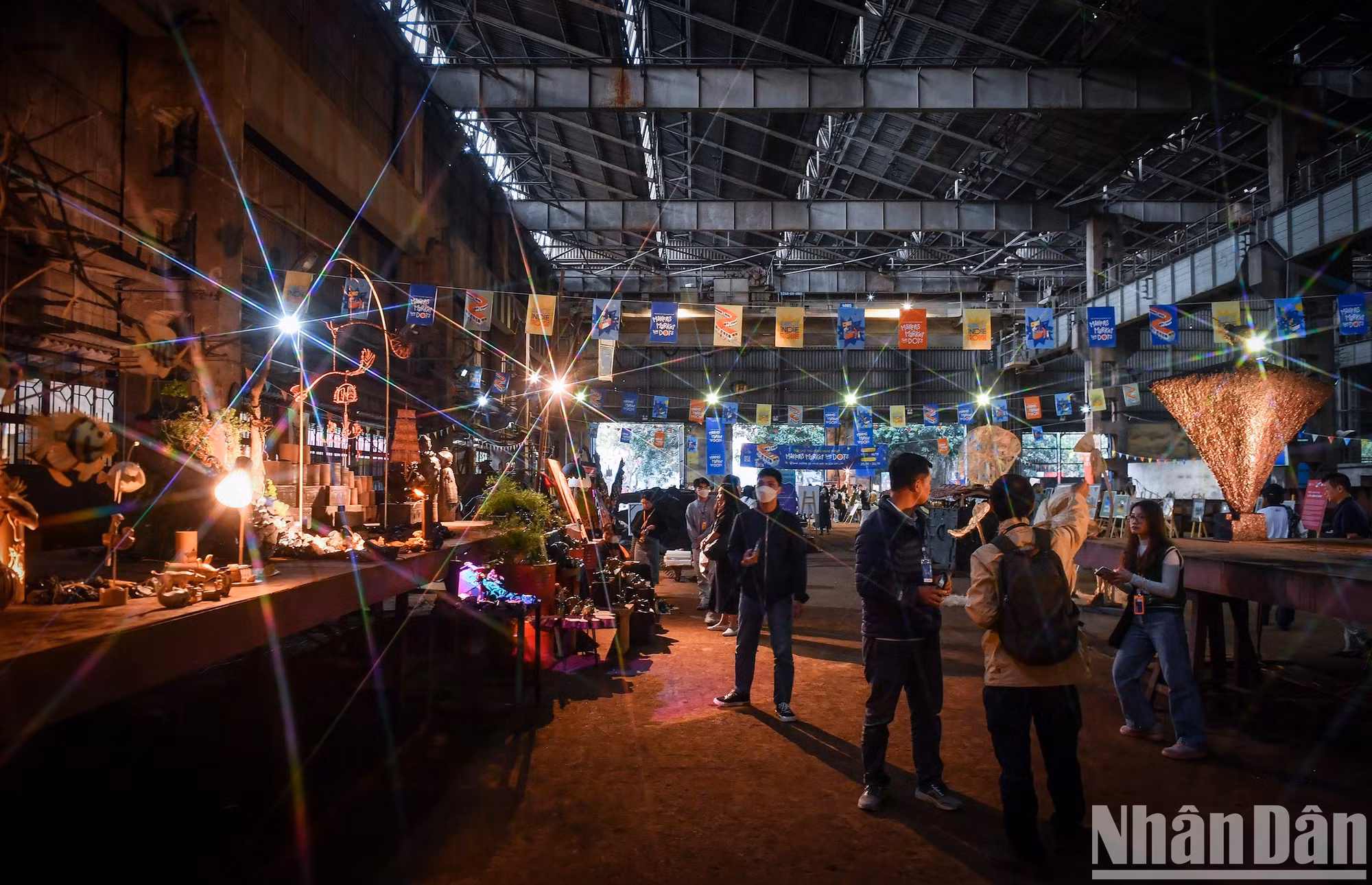 После ремонта эти произведения искусства создали мерцающее, красочное и волшебное пространство на железнодорожном заводе Жалам по случаю Ханойского фестиваля креативного дизайна 2023 года.