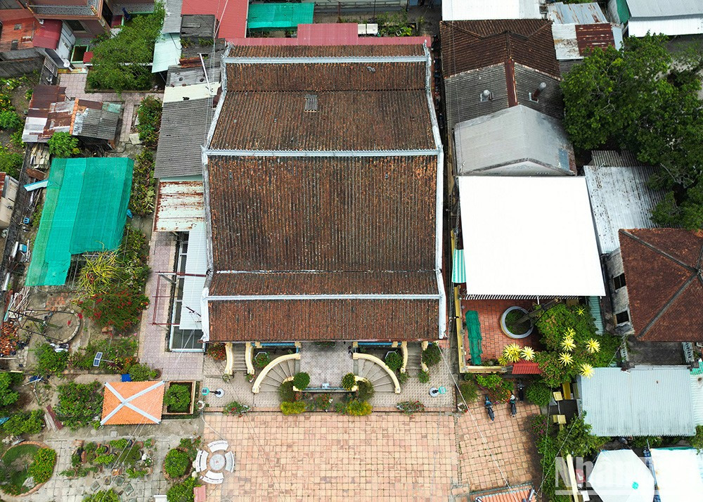 После посещения плавучего рынка Кайранг туристам стоит посетить старинный дом Биньтхюи, которому более 100 лет. После посещения плавучего рынка Кайранг туристам стоит посетить старинный дом Биньтхюи, которому более 100 лет.